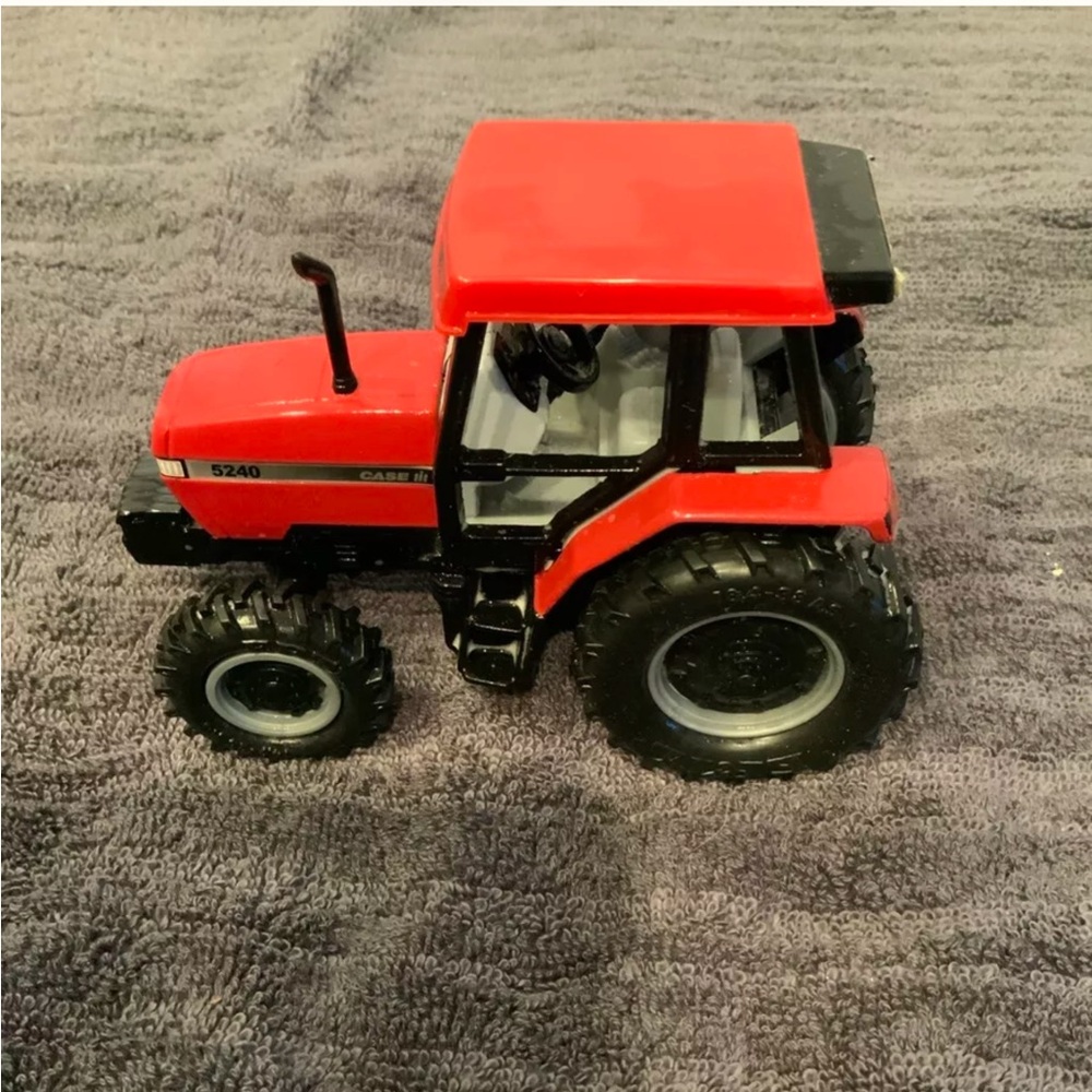 Ertl 1/32 Case International Maxxum 5240 Tractor w/Cab